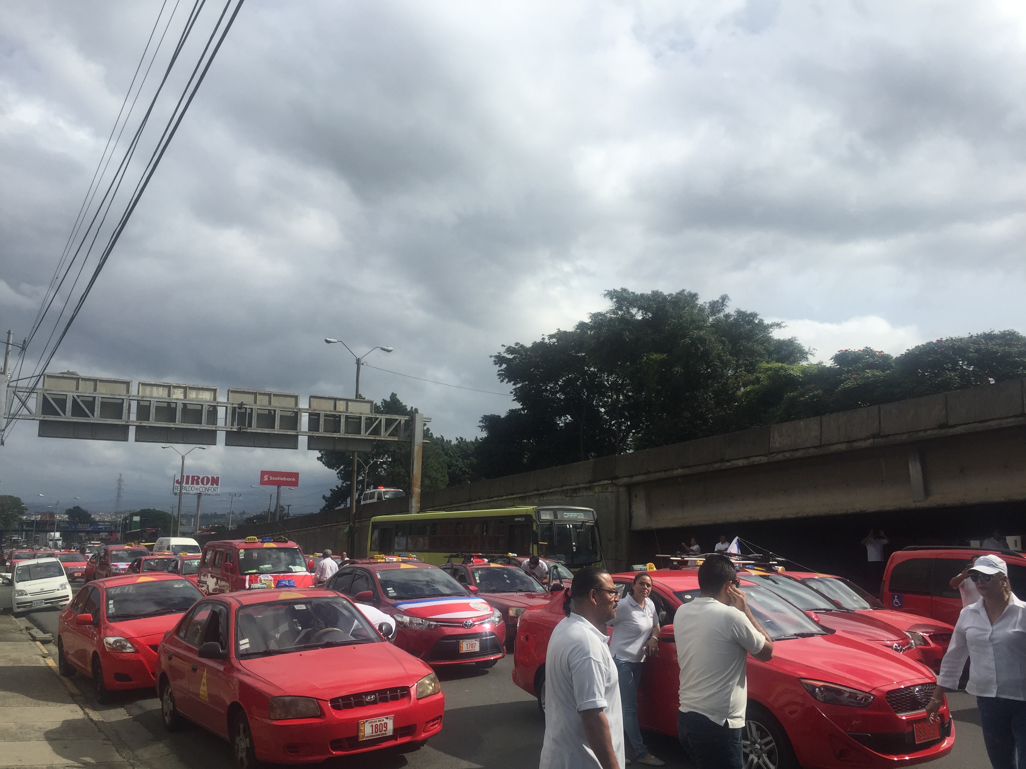Taxistas anuncian marcha a nivel nacional tras decisión de Aresep de no bloquear Uber