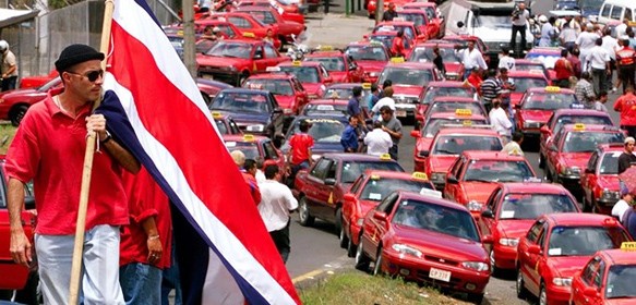 Taxistas suspenden marcha nacional del martes por salida del país de Solís