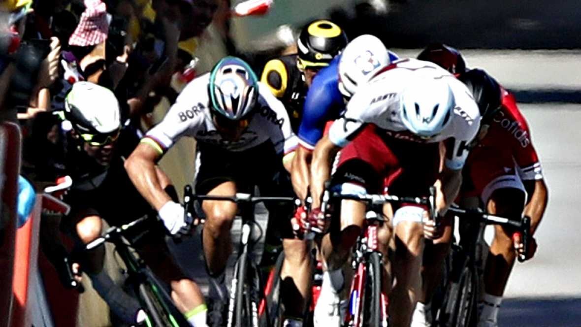 Un codazo antideportivo provocó una aparatosa caída colectiva en el Tour de France