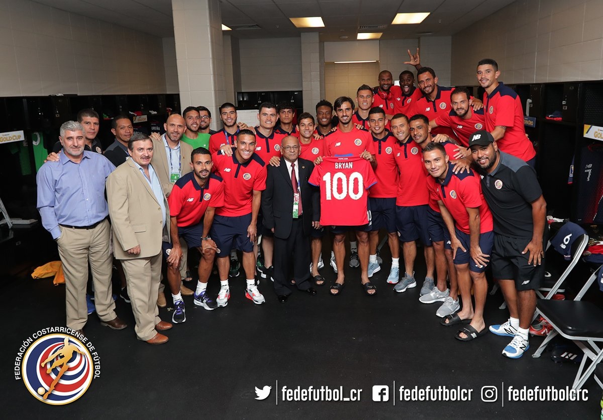 Así le conmemoró la FEDEFUTBOL los 100 partidos con la selección a Bryan Ruíz