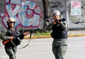 Policía chavista reprimió a opositores que marchaban hacia el Tribunal Supremo de Justicia
