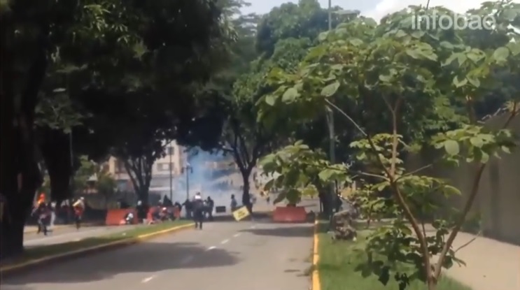 Fuerzas chavistas reprimen a estudiantes en Caracas: reportan varios heridos