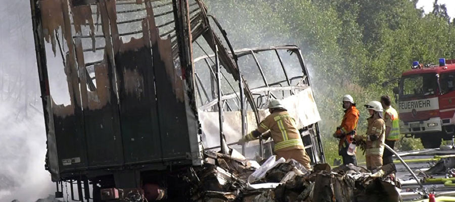La policía confirmó al menos 11 muertos en el choque de un autobús con un camión en Alemania