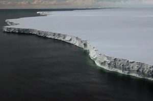 Los peligros que entraña el desprendimiento del monumental iceberg de la Antártida
