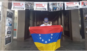 El Consulado de Venezuela en Milán amaneció cubierto de pancartas contra Nicolás Maduro