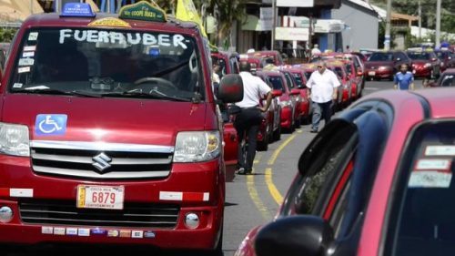Taxistas responsabilizan a Luis Guillermo Solís por enfrentamientos con choferes UBER