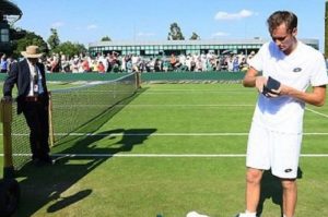 Un tenista le arrojó monedas al árbitro e indignó a Wimbledon