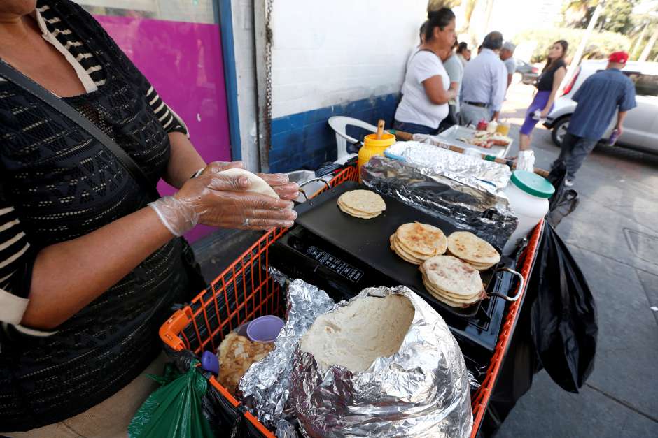 Avanza proyecto de Ley para regular venta de comidas en las calles