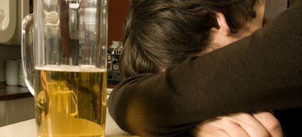 Dos de cada 10 personas con trastornos mentales abusan del alcohol