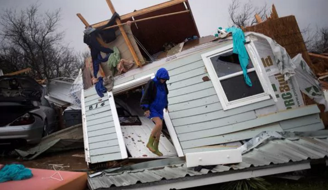 Esperan 30.000 refugiados por el huracán Harvey y declararon el estado de emergencia en Louisiana