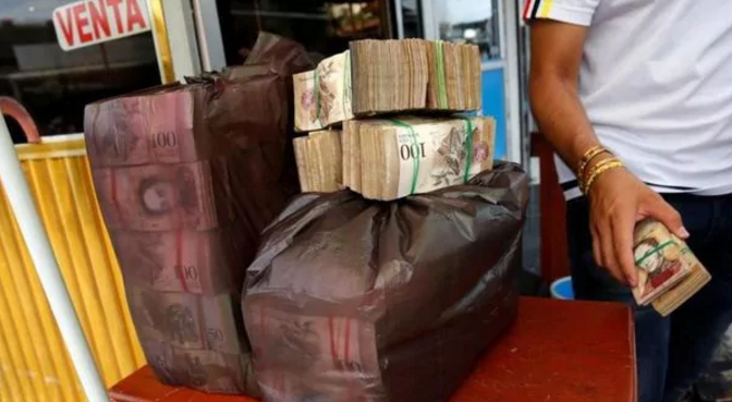 La escasez de efectivo deja a los bancos de Venezuela sin billetes