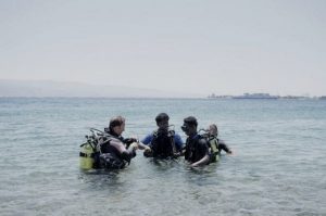 Italia ofrece clases de natación a los refugiados que cruzaron el Mediterráneo