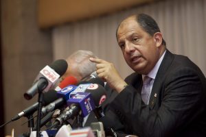 Luis Guillermo Solís niega que su gobierno “tire la toalla” sobre el plan fiscal