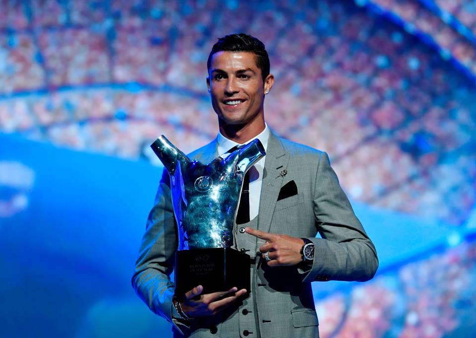 Cristiano Ronaldo se lleva el premio como mejor jugador de Europa