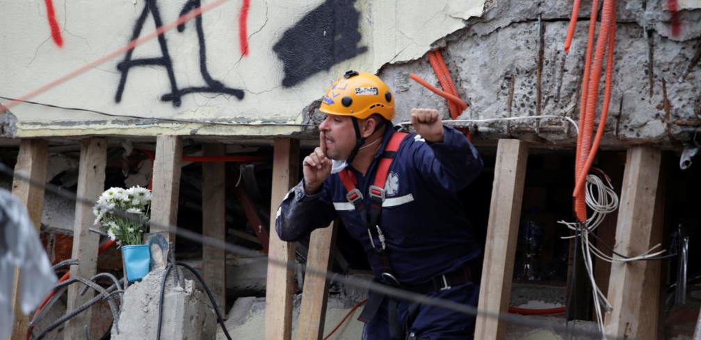 Piden no detener rescate de víctimas del sismo en México
