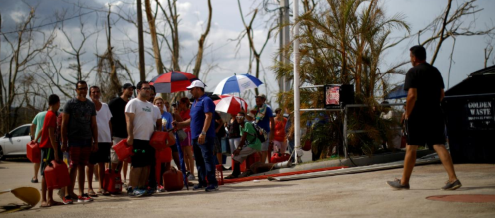 Puertorriqueños reciben escasos suministros tras paso de María