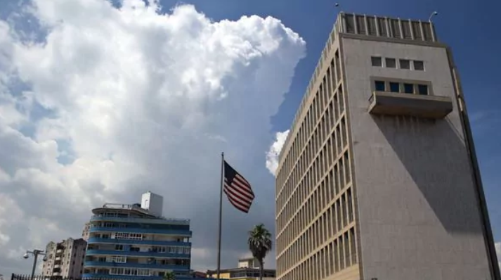 Estados Unidos ordenó el retiro del 60% del personal que trabaja en su embajada en Cuba