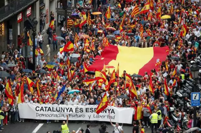 La otra cara de Cataluña: miles de personas marchan en Barcelona por la unidad de España
