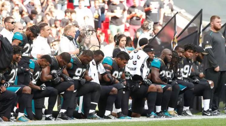 Jugadores de la NFL desafiaron a Donald Trump y se arrodillaron durante el himno nacional estadounidense