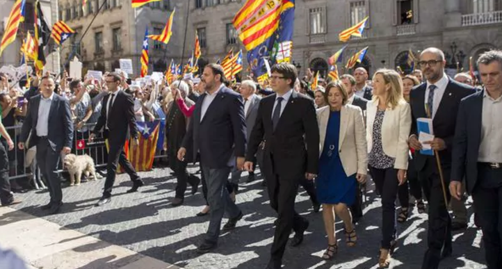 700 alcaldes catalanes desafían a Madrid y respaldan el referéndum independentista
