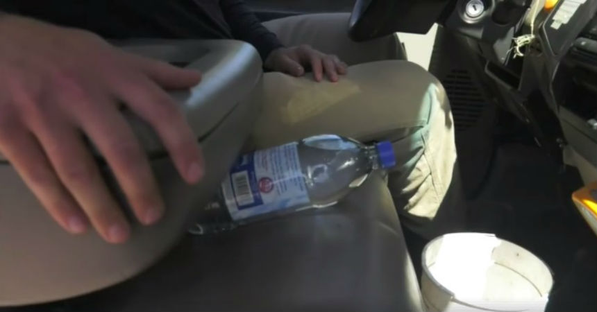 Por esta razón no deberías dejar botellas con agua en tu automóvil