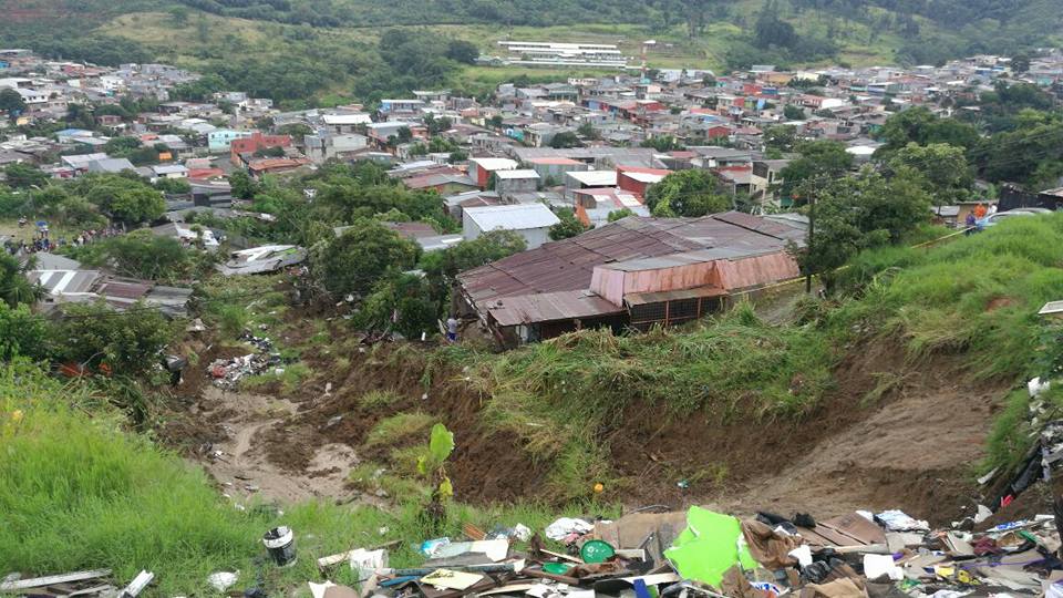 48 cantones afectados por lluvias en últimos 3 días. Se atienden 8 deslizamientos