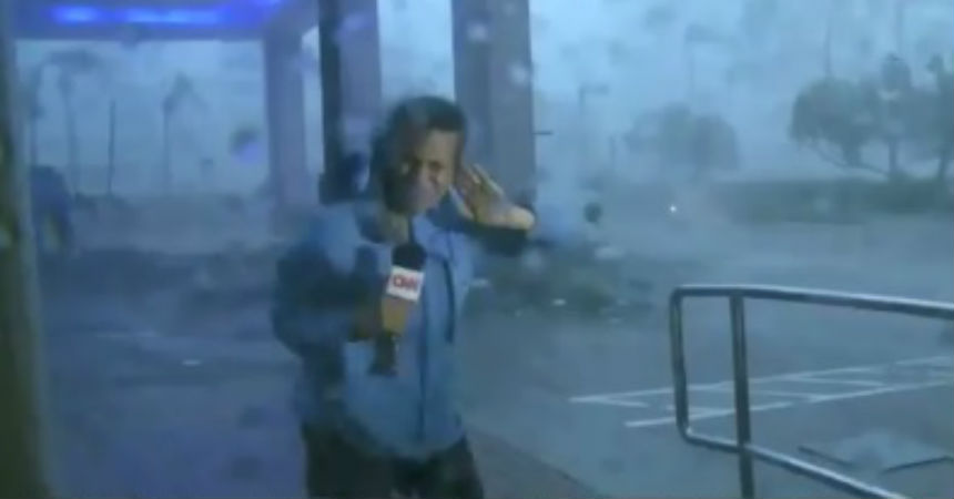 Periodista casi «sale volando» por la fuerza del huracán María mientras hacía un pase en vivo