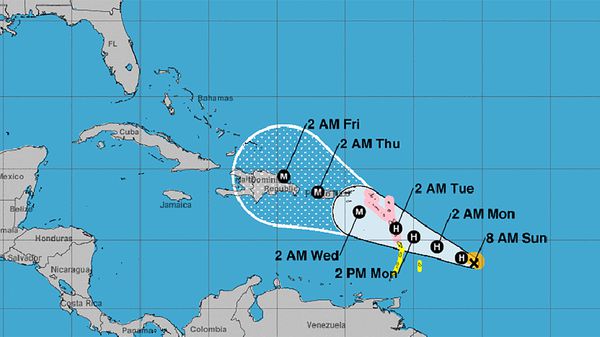 María se convirtió en huracán y sigue la ruta de Irma