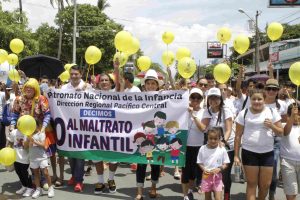 Decenas marcharon en San José para defender la niñez costarricense