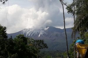 Volcán Rincón de la Vieja hizo erupción este viernes