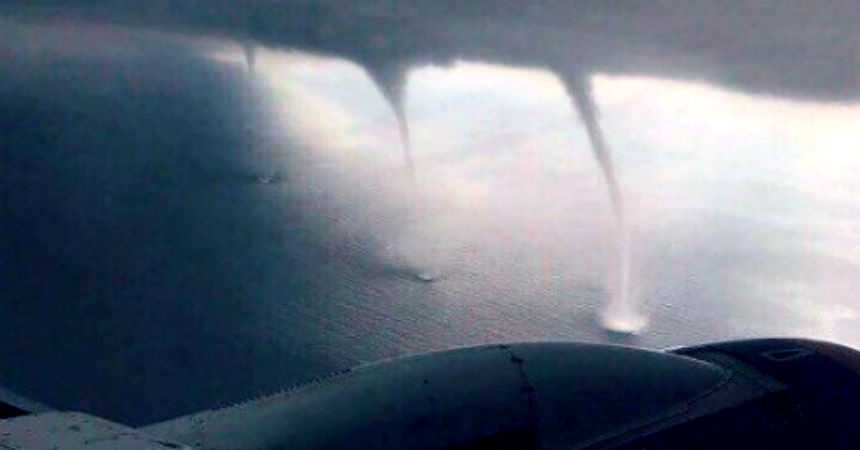 Un avión esquivó tres tornados antes de aterrizar
