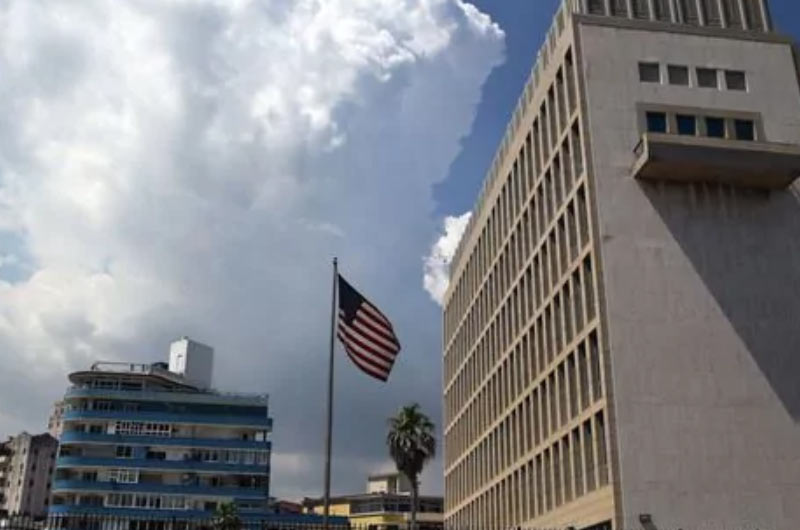 Estados Unidos retira 60% del personal que trabaja en su embajada en Cuba