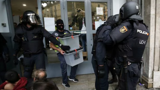 Referéndum en Cataluña: los enfrentamientos entre policías y manifestantes dejaron más de 400 heridos