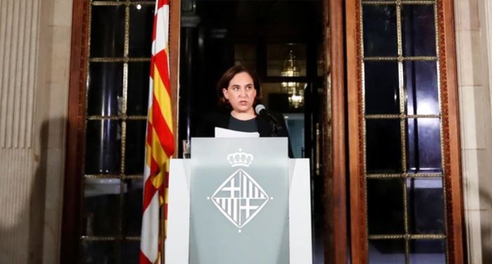 La alcaldesa de Barcelona pidió «renunciar a la declaración unilateral de independencia» de Cataluña