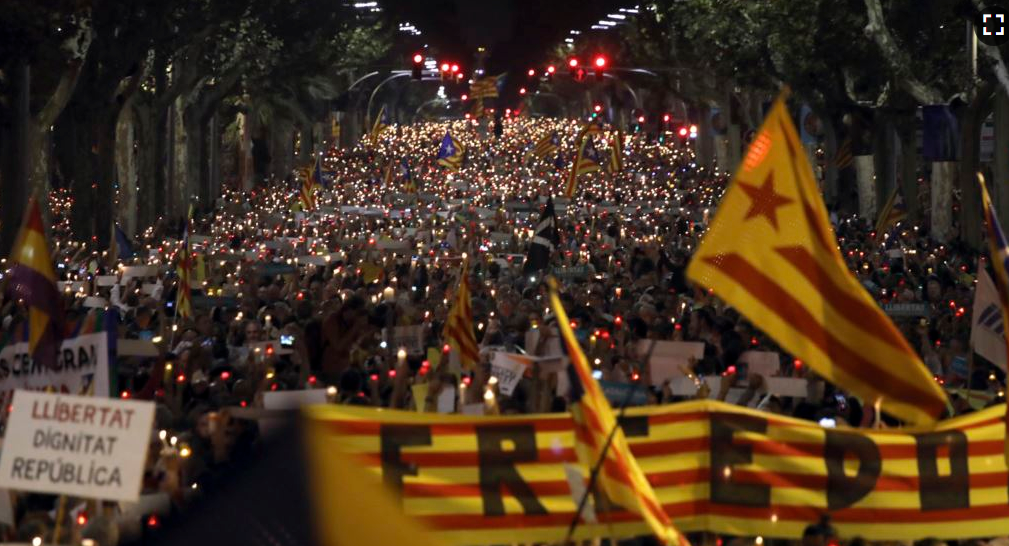 Miles de personas protestan en Barcelona contra el gobierno español