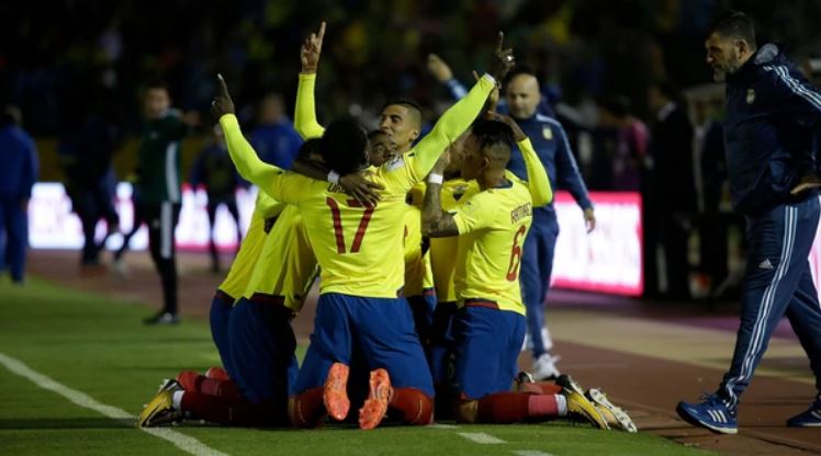 Suspendieron a cinco jugadores de Ecuador por irse de fiesta previo al duelo con Argentina