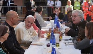 El papa Francisco invitó a cenar a 20 reos y dos se fugaron