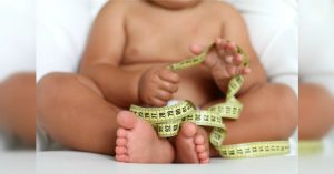 Por esta razón los niños que nacen por cesárea tienden más a la obesidad