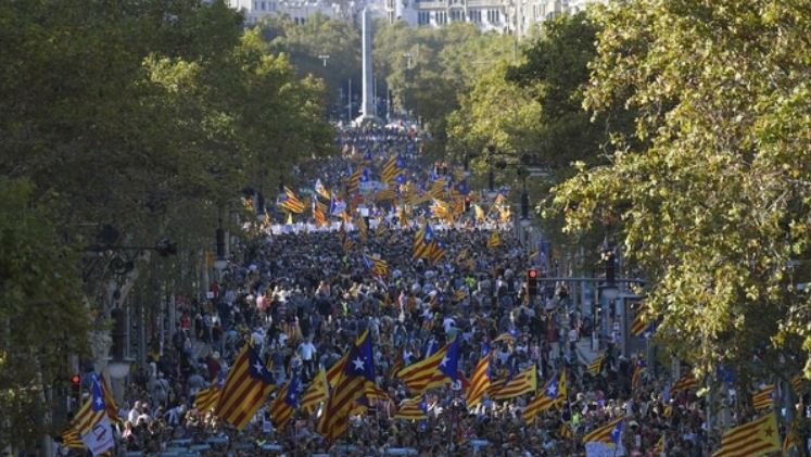 Masiva protesta en Barcelona luego de que Rajoy aplicara artículo 155 de Constitución por crisis en Cataluña