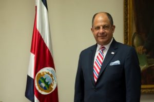Presidente Solís se recupera satisfactoriamente tras nuevo paso por el quirófano