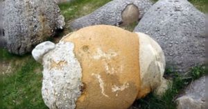 Respiran, crecen y se reproducen: el extraño fenómeno de las piedras vivas de Rumania