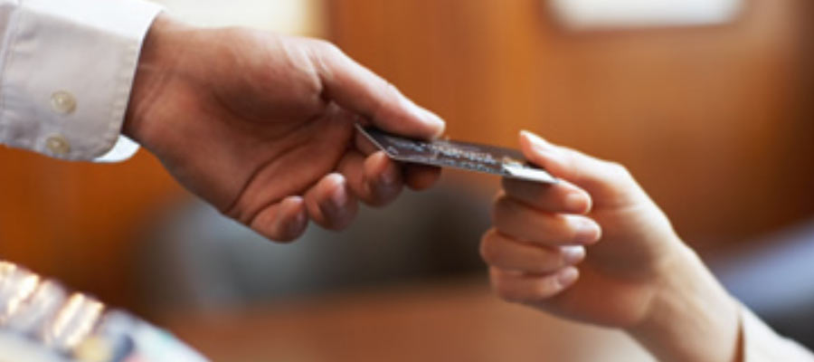 Crece deuda de ticos en tarjetas de crédito