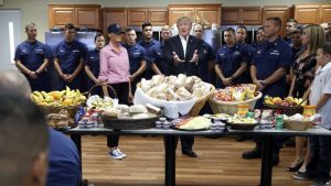Trump agradece a las fuerzas armadas y a sí mismo en Thanksgiving