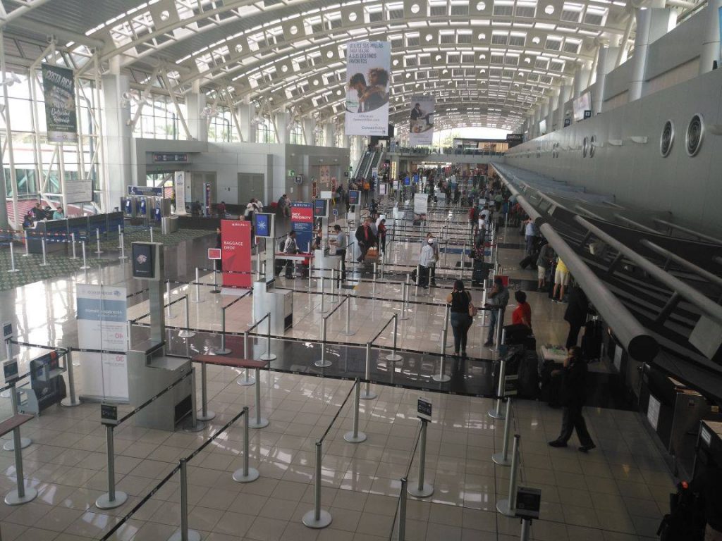 Dos sospechosos de asaltar joyerías en Escazú huyeron del país por Aeropuerto Juan Santamaría