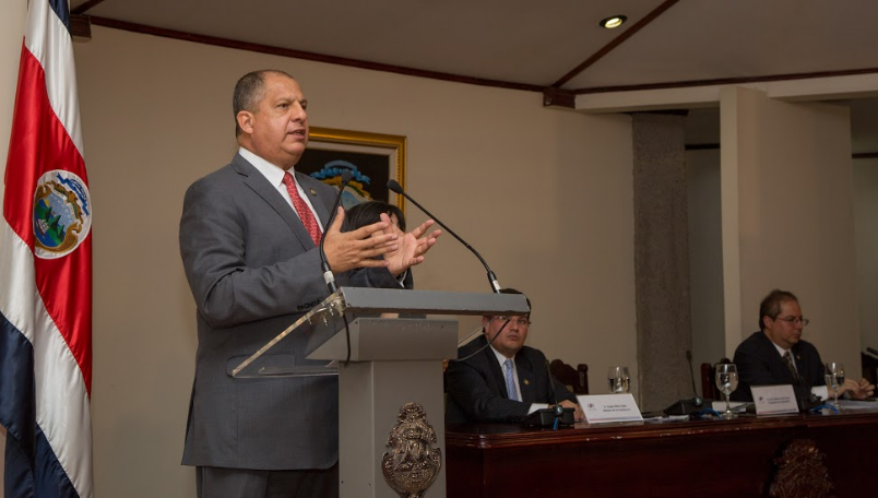 Luis Guillermo Solís pide a Hacienda echar atrás propuesta de impuesto a libros