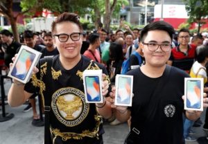 La salida al mercado del iPhone X desata la locura de sus fanáticos alrededor del mundo