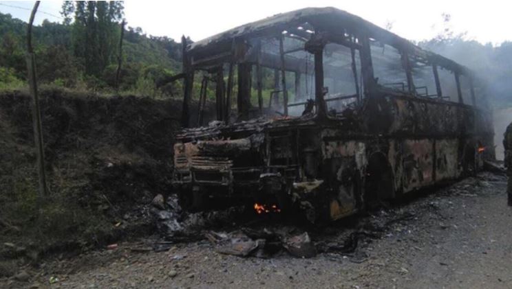 Incidentes en Chile: un bus para trasladar votantes fue interceptado y quemado con proclamas mapuches