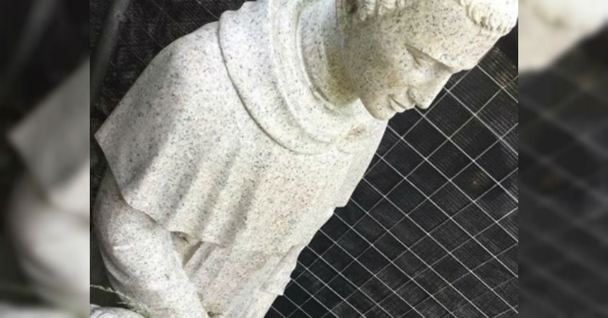 Polémica en escuela católica por estatua de religioso que tendría «connotación sexual»