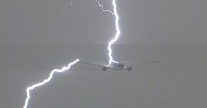 En pleno despegue un avión que iba a Perú fue alcanzado por un rayo