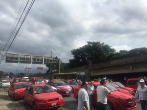 Gobierno advierte que no tolerará más bloqueos de taxistas por UBER